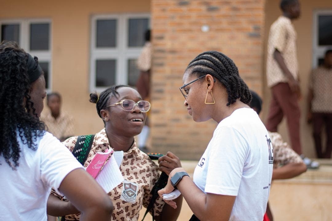 A Student Meets Graduate volunteer talking with a student
